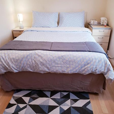 Ensuite Room Near Canal Southall Bagian luar foto