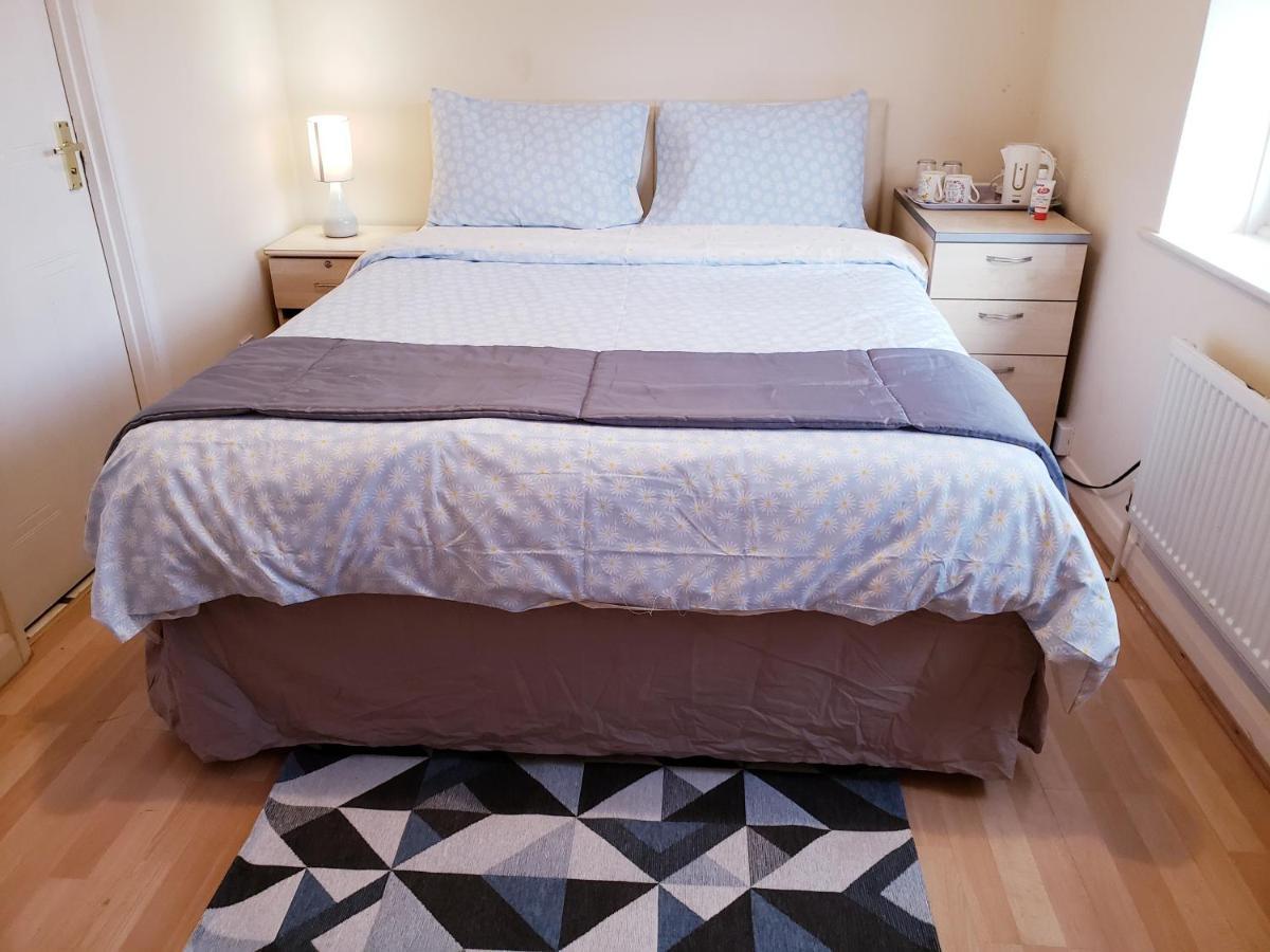 Ensuite Room Near Canal Southall Bagian luar foto