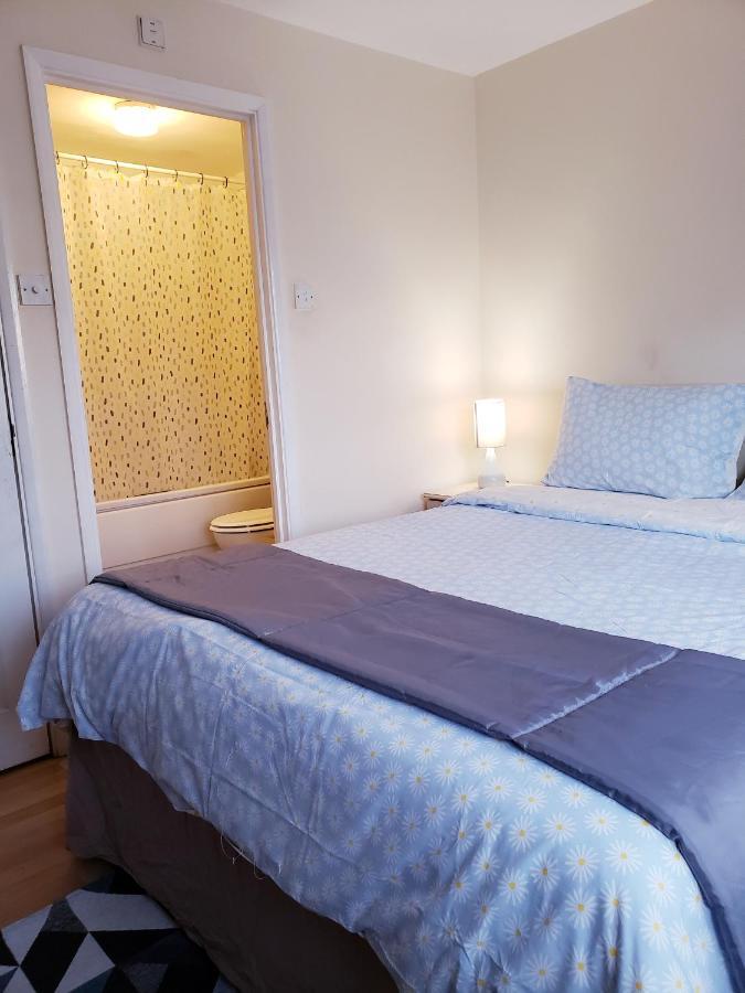 Ensuite Room Near Canal Southall Bagian luar foto