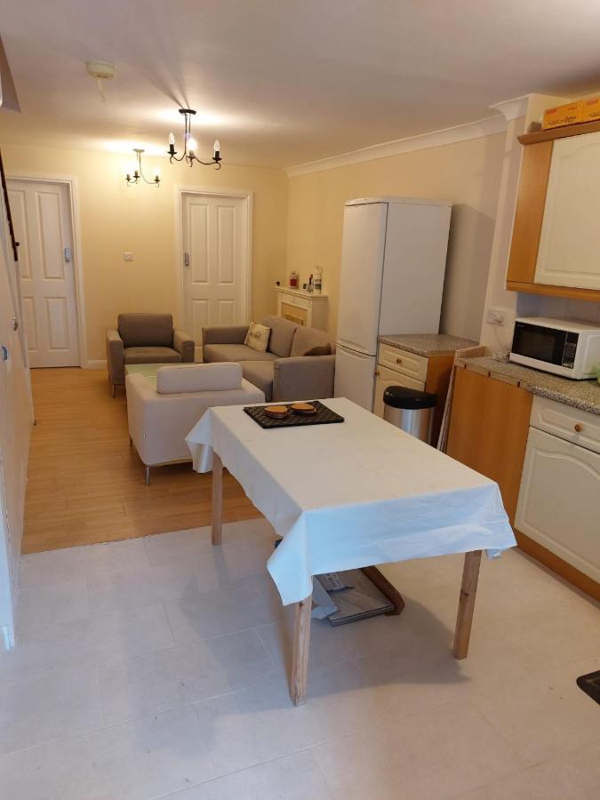Ensuite Room Near Canal Southall Bagian luar foto