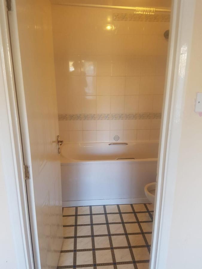 Ensuite Room Near Canal Southall Bagian luar foto
