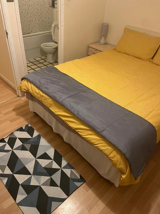 Ensuite Room Near Canal Southall Bagian luar foto