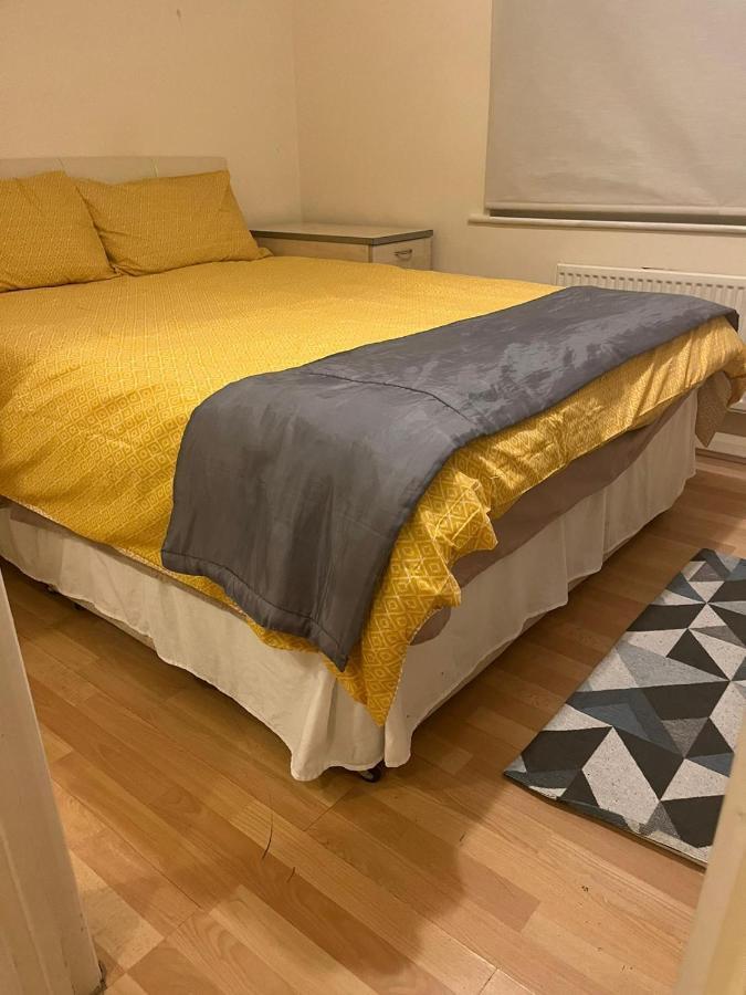Ensuite Room Near Canal Southall Bagian luar foto