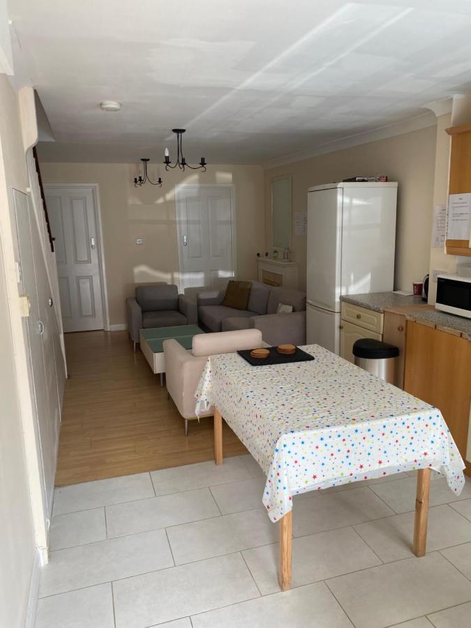 Ensuite Room Near Canal Southall Bagian luar foto