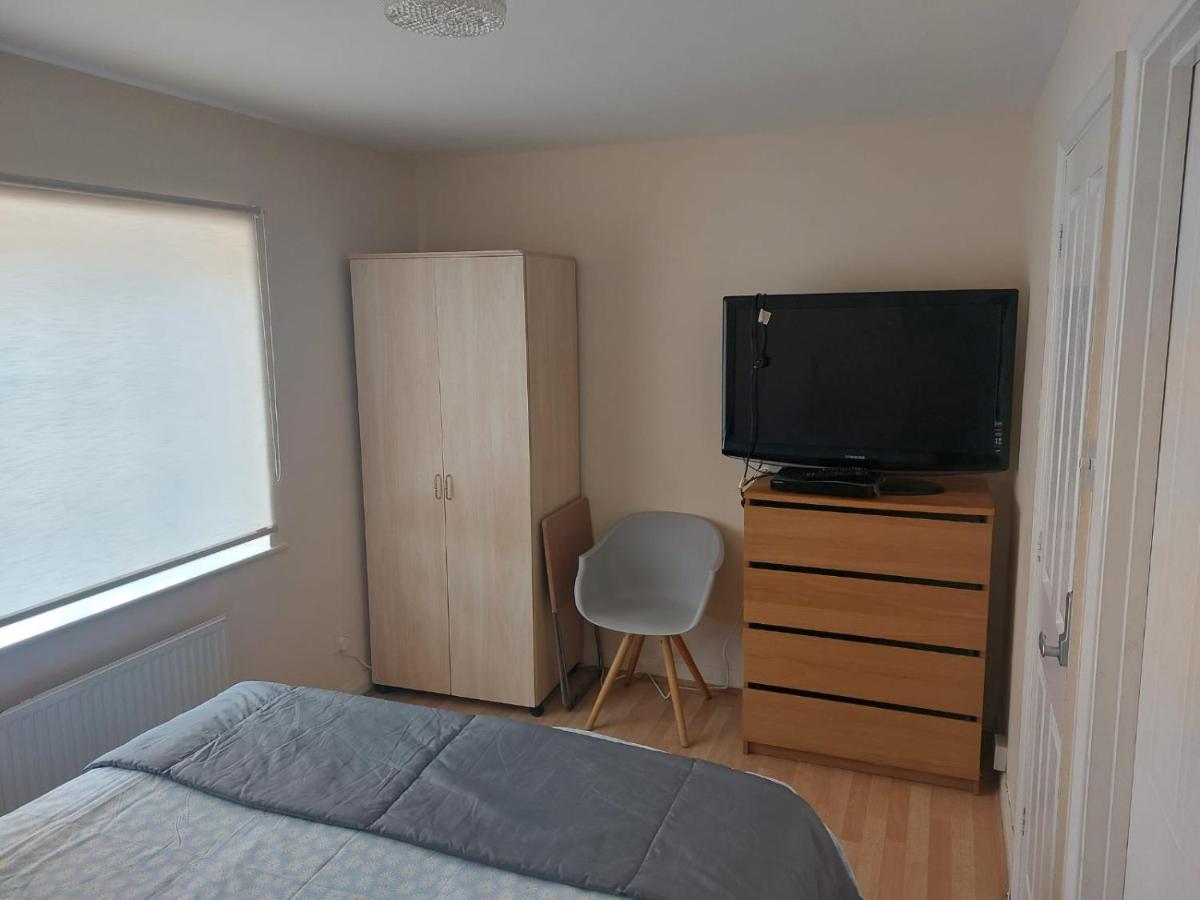 Ensuite Room Near Canal Southall Bagian luar foto